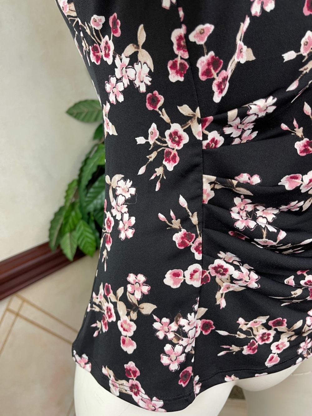 WHBM FLORAL SIDE RUCHED SLEEVELESS TOP - Picture 4 of 12